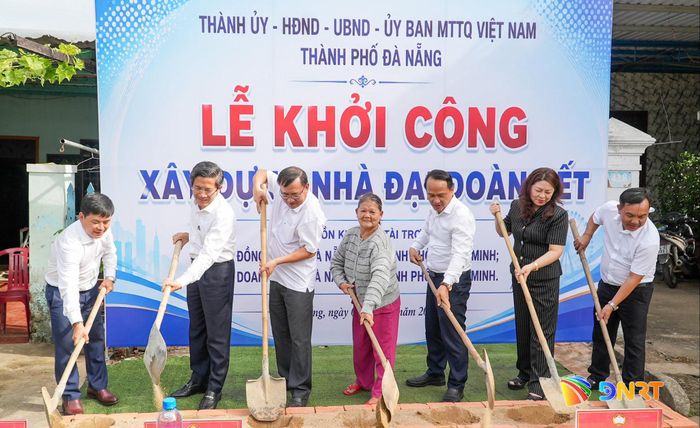 Các đại biểu thực hiện nghi thức khởi công xây dựng nhà Đại đoàn kết cho hộ bà Đỗ Thị Hương. Ảnh: HỒ QUÂN