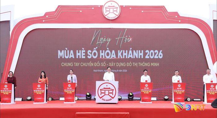 Đại biểu thực hiện nghi thức bấm nút công bố biểu trưng phường Hòa Khánh, Tổ dân phố số và OC phường Hòa Khánh. Ảnh: NGỌC PHÚ