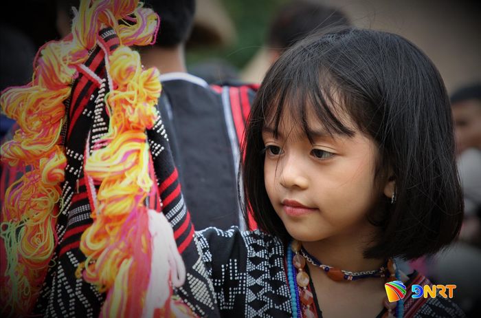 Em bé Cơ Tu chăm chú tìm hiểu hoa văn truyền thống. Ảnh: ALĂNG NGƯỚC