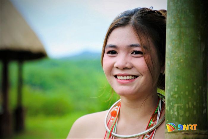 Nụ cười rạng rỡ của một thiếu nữ Cơ Tu trong ngày hội truyền thống. Ảnh: ALĂNG NGƯỚC
