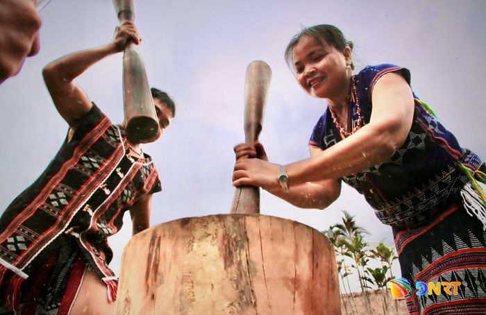 Sống động không gian thi giã gạo đôi nam nữ Cơ Tu. Ảnh: ALĂNG NGƯỚC