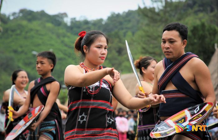 Tái hiện hoạt cảnh trao duyên. Ảnh: ALĂNG NGƯỚC