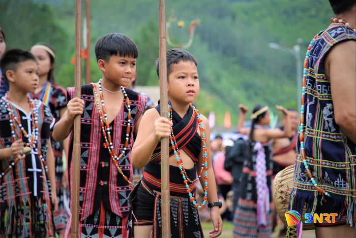 Những em nhỏ Cơ Tu tham gia ngày hội. Ảnh: ALĂNG NGƯỚC