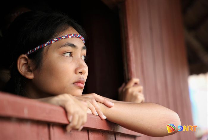 Một thiếu nữ Cơ Tu chăm chút theo dõi ngày hội văn hóa. Ảnh: ALĂNG NGƯỚC