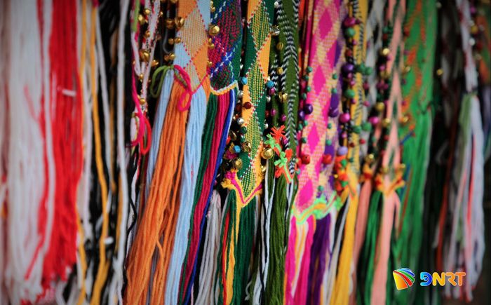 Dây thắt lưng phụ nữ mang thương hiệu "Made in Cơ Tu" được bày bán tại không gian ngày hội. Ảnh: ALĂNG NGƯỚC