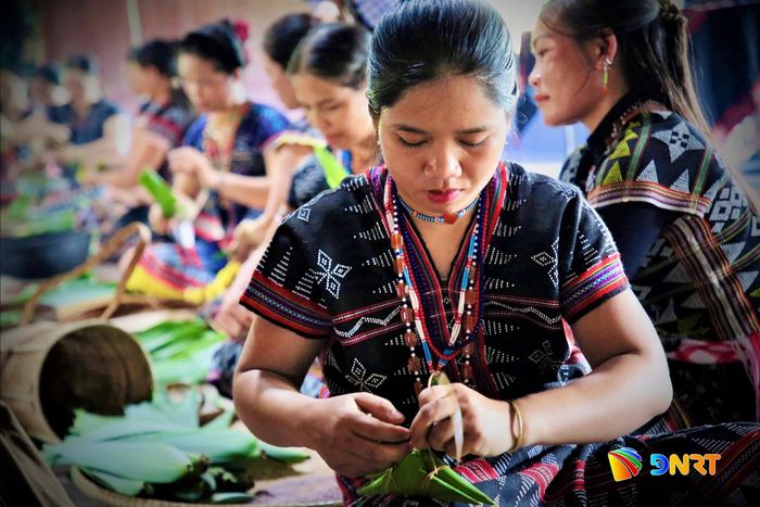 Phụ nữ Cơ Tu hào hứng trong phần thi gói bánh sừng trâu. Ảnh: ALĂNG NGƯỚC