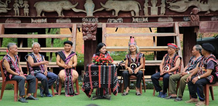 Hội đồng già làng Cơ Tu chia sẻ câu chuyện văn hóa, giáo dục truyền thống đến thế hệ trẻ. Ảnh: ALĂNG NGƯỚC