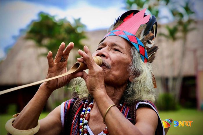 Già làng Bhriu Pố, nghệ nhân Cơ Tu ở thôn Lăng (xã Tây Giang) trình diễn nghệ thuật giả tiếng chim thú. Ảnh: ALĂNG NGƯỚC