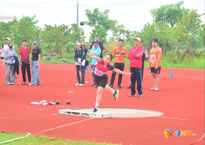 Thi đấu nội dung đẩy tạ. Ảnh: THÀNH DANH
