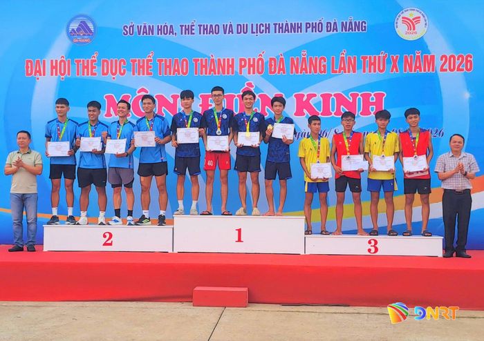 Ban tổ chức trao thưởng cho các vận động viên đạt thành tích xuất sắc nội dung 4x100m nam. Ảnh: THÀNH DANH