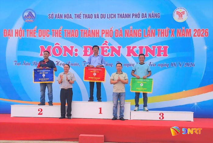 Ban tổ chức trao giải toàn đoàn. Ảnh: THÀNH DANH
