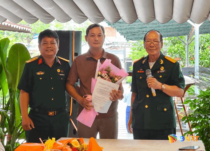 Ông Nguyễn Hồng Khoa (giữa) được bổ nhiệm giữ chức Phó Chủ tịch Hội Doanh nhân Cựu chiến binh thành phố. Ảnh: NGỌC QUỐC