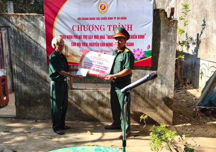 Hội Doanh nhân Cựu chiến binh thành phố hỗ trợ kinh phí xây dựng nhà cho hội viên khó khăn tại xã Núi Thành. Ảnh: ĐVCC