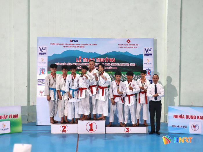 Ban tổ chức trao huy chương cho các đội đoạt thành tích cao. Ảnh: QUỐC TUẤN