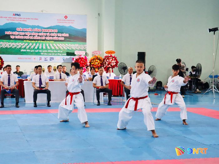 Màn biểu diễn của các thành viên đến từ câu lạc bộ Nghĩa Dũng Karate-do An Khê đoạt huy chương Vàng ở nội dung Kata đồng đội nam lứa tuổi 15 - 17. Ảnh: QUỐC TUẤN