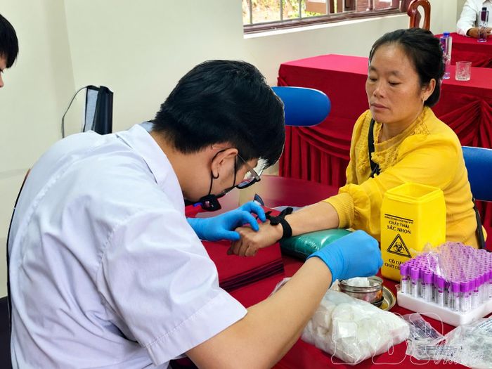 Cán bộ chuyên môn tiến hành lấy mẫu ADN từ thân nhân liệt sĩ.