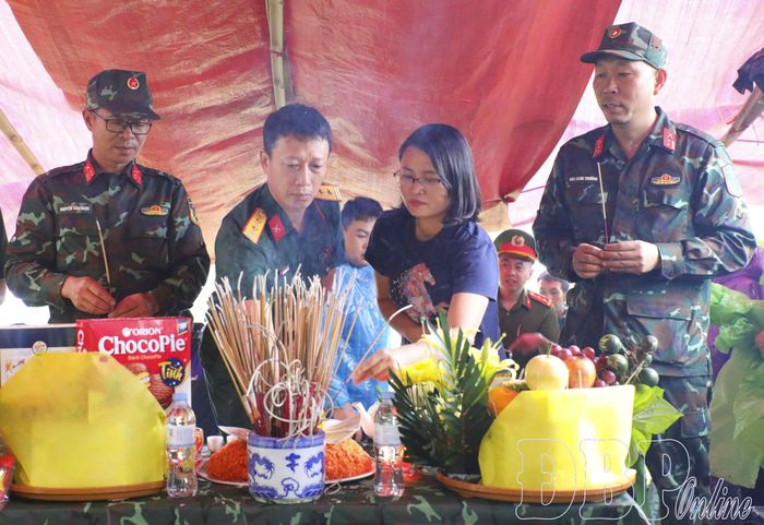Vợ chồng Trung tá Nguyễn Ngọc Toan dâng hương các phần mộ liệt sĩ trước khi tiến hành khai quật. 