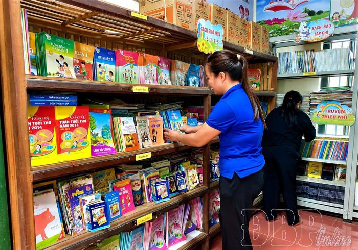 Giáo viên, nhân viên Trường Phổ thông DTBT Tiểu học Sa Lông sắp xếp sách trong thư viện, chuẩn bị cho năm học mới.