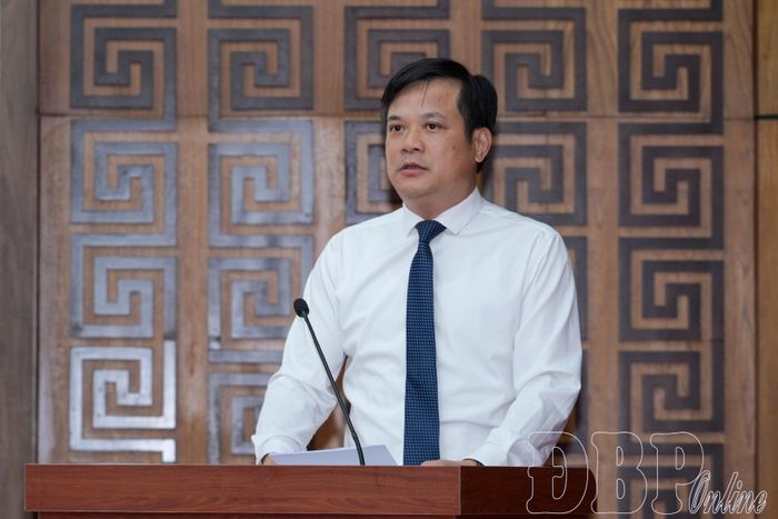Phó Chủ tịch Thường trực UBND tỉnh Lò Văn Cương trình dự thảo nghị quyết tại kỳ họp.