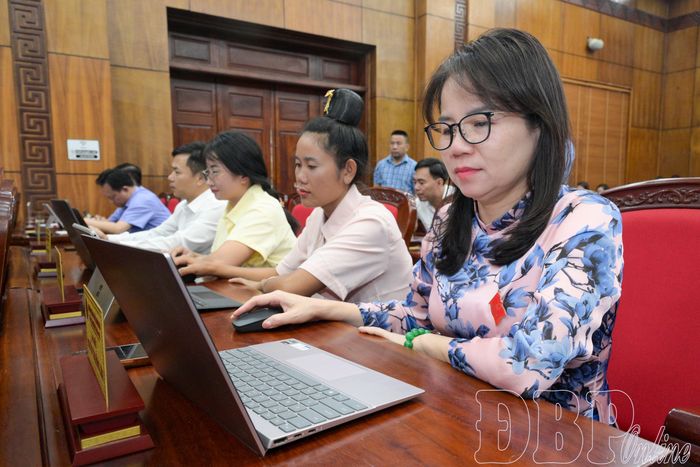 Đại biểu HĐND tỉnh biểu quyết thông qua các nghị quyết trình tại kỳ họp.