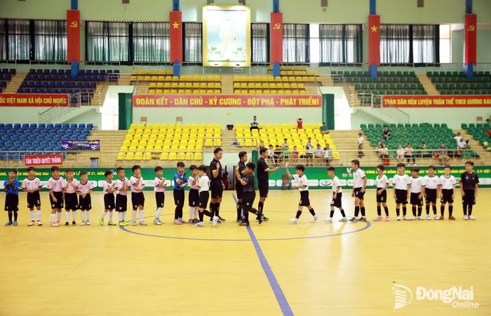 Cầu thủ U.11 Long Thành và U.11 Phước Long bắt tay trước khi bước vào trận đấu. Ảnh: Thủy Tiên
