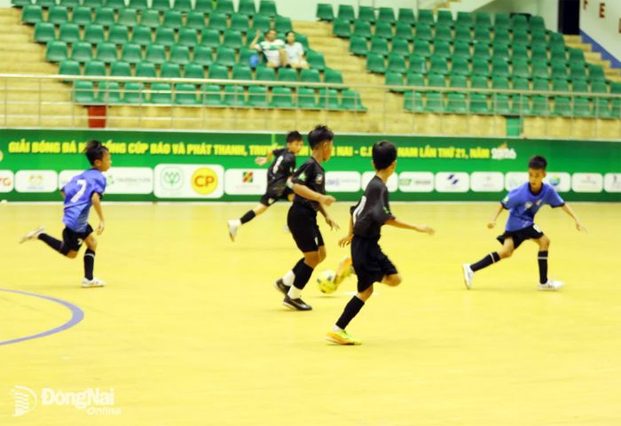 U.11 Đồng Xoài (áo đen) đẩy cao tấn công trong cuộc đối đầu với U.11 Gia Kiệm. Ảnh: Thủy Tiên