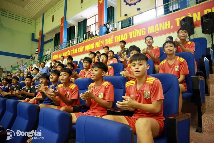 Khán đài liên tục vang tiếng cổ vũ trong cuộc so tài giữa U.11 Tân Triều và U.11 Xuân Lộc. Ảnh: Thủy Tiên