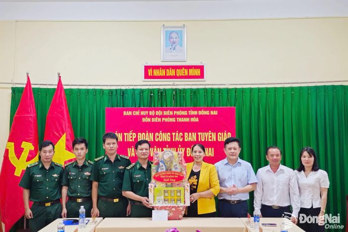 Lãnh đạo Ban Tuyên giáo và Dân vận Thành ủy thăm, tặng quà Đồn Biên phòng Thanh Hòa (xã Thiện Hưng).