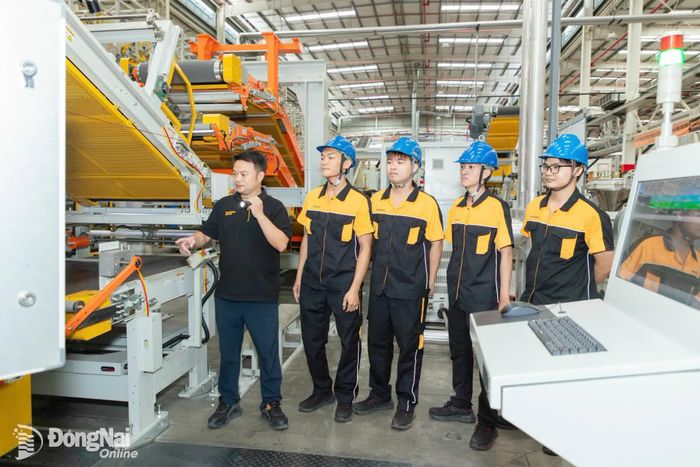 Sinh viên Trường đại học Công nghệ Đồng Nai thực tập tại doanh nghiệp.