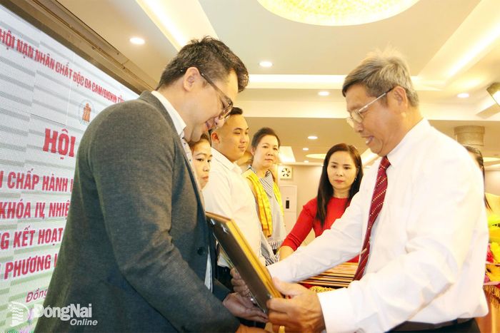 Ông Mai Văn Nhỏ, Chủ tịch Hội Nạn nhân chất độc da cam/dioxin thành phố Đồng Nai trao khen thưởng cho các cá nhân và tập thể đóng góp tích cực cho công tác hội.
