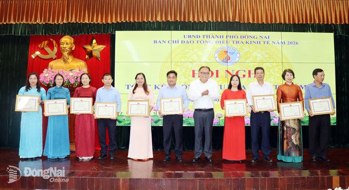 Ủy viên Ban Thường vụ Thành ủy, Phó Chủ tịch Thường trực UBND thành phố Nguyễn Kim Long, Trưởng ban Chỉ đạo Tổng điều tra kinh tế năm 2026 trao thưởng cho các tập thể, cá nhân. Ảnh: Hoàng Lộc
