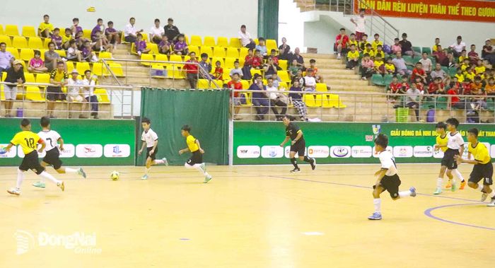 Đội bóng U11 phường Biên Hòa (áo trắng) đá trận đầu tiên với đội bóng U11 xã Bình Minh diễn ra ngay sau lễ khai mạc giải.