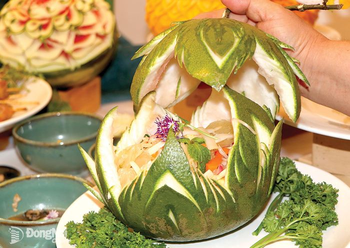 Gỏi bưởi Tân Triều - món ngon của Đồng Nai được các đầu bếp chế biến, trình bày đẹp mắt.