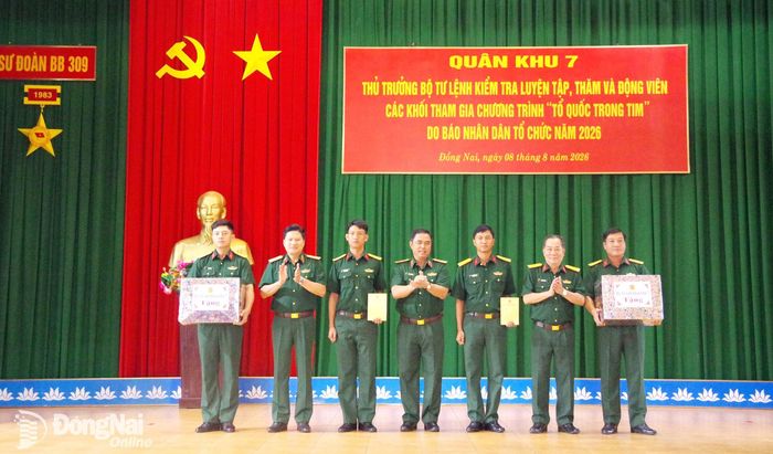 Thủ trưởng Quân khu 7 tặng quà động viên các lực lượng tham gia tập luyện. Ảnh: Nguyễn Hùng