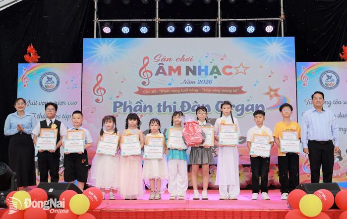 Các đại biểu trao giải cho các thí sinh. Ảnh: ĐVCC