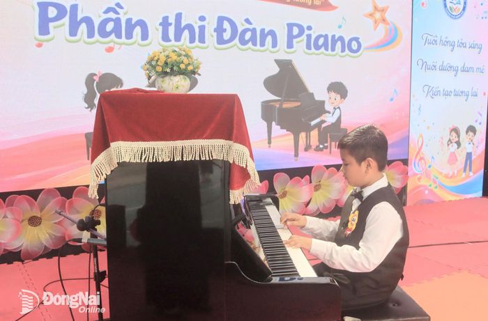 Thí sinh tham gia phần thi đàn Piano. Ảnh: Nga Sơn
