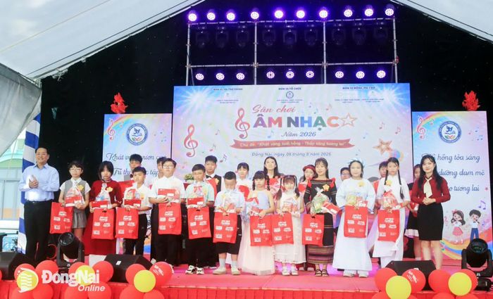 Đại diện Nhà Văn hóa thanh thiếu nhi thành phố và đơn vị đồng hành trao quà cho các thí sinh tham gia chung kết. Ảnh: Nga Sơn
