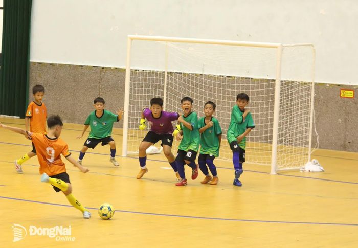 U.11 Trảng Bom (áo cam) nỗ lực gây sức ép trước khung thành đối thủ để tìm kiếm bàn thắng. Ảnh: Thủy Tiên