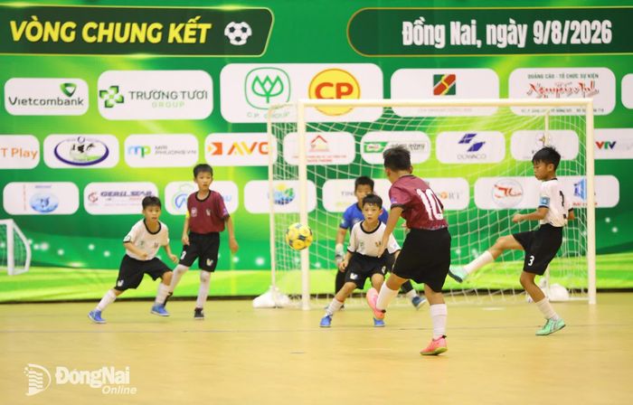 Đội U.11 Biên Hòa và U.11 Phước Long nhập cuộc đầy quyết tâm. Ảnh: Thủy Tiên