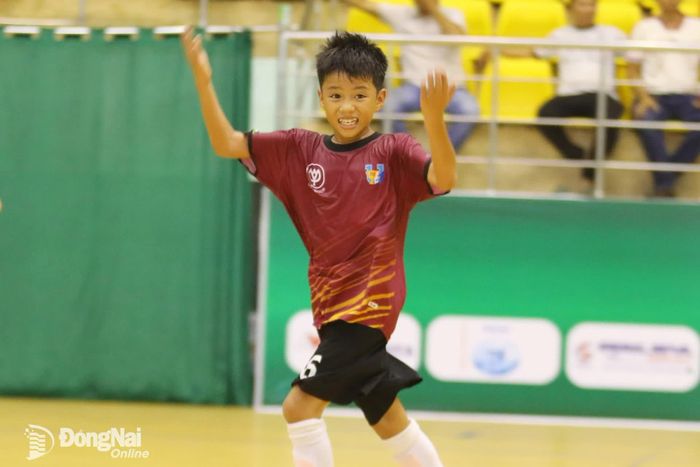 Cầu thủ U.11 Phước Long ăn mừng sau bàn thắng. Ảnh: Thủy Tiên
