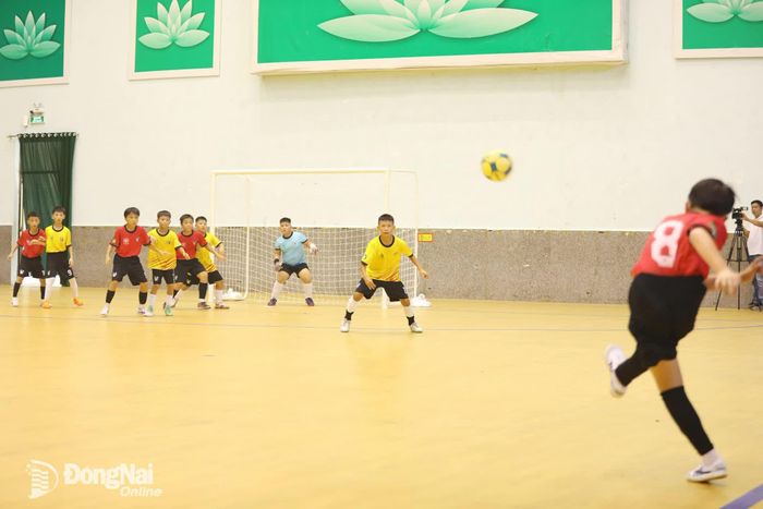 Một pha bóng cố định đẹp mắt của đội U.11 Long Thành. Ảnh: Thủy Tiên