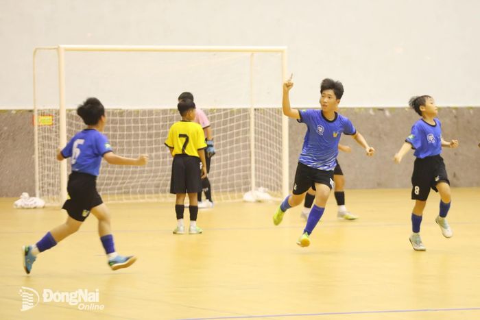 Cầu thủ Quang Huy (10) ăn mừng sau bàn thắng mở tỷ số mang về lợi thế cho đội U.11 Tân Triều. Ảnh: Thủy Tiên