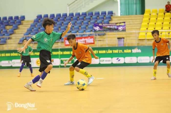 Cuộc đối đầu giữa U.11 Phước Bình và U.11 Trảng Bom diễn ra sôi động với màn đôi công hấp dẫn. Ảnh: Thủy Tiên