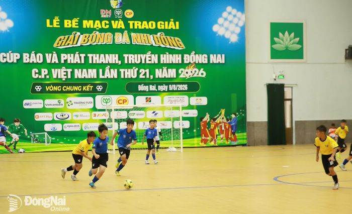 U.11 Tân Triều (áo xanh) chơi chủ động, tổ chức chặt chẽ và tận dụng tốt các cơ hội tạo ra. Ảnh: Thủy Tiên