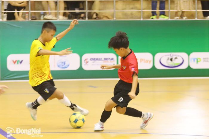 Hai đội dâng cao, liên tục tạo ra những pha đi bóng ấn tượng. Ảnh: Thủy Tiên