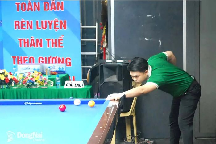 Vận động viên Nguyễn Quang Phi giành huy chương vàng môn Billiards Đại hội Thể dục thể thao thành phố Đồng Nai. Ảnh: ĐVCC