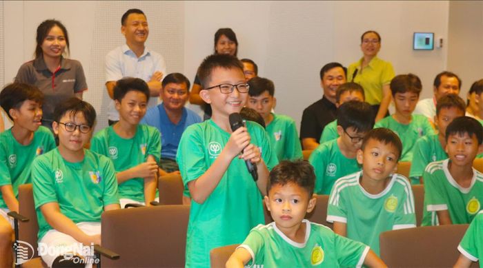 Các cầu thủ nhí tham gia các hoạt động, trò chơi tại C.P. Việt Nam. Ảnh: An Nhơn