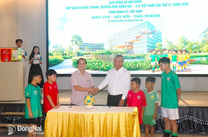 Đại diện Ban tổ chức, nhà tài trợ chính và các cầu thủ nhí thực hiện nghi thức ký tặng bóng lưu niệm cho C.P. Việt Nam và chụp ảnh lưu niệm. Ảnh: An Nhơn