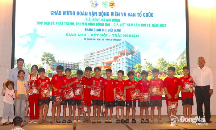 Đại diện Ban tổ chức và lãnh đạo C.P. Việt Nam tặng quà cho các em. Ảnh: An Nhơn