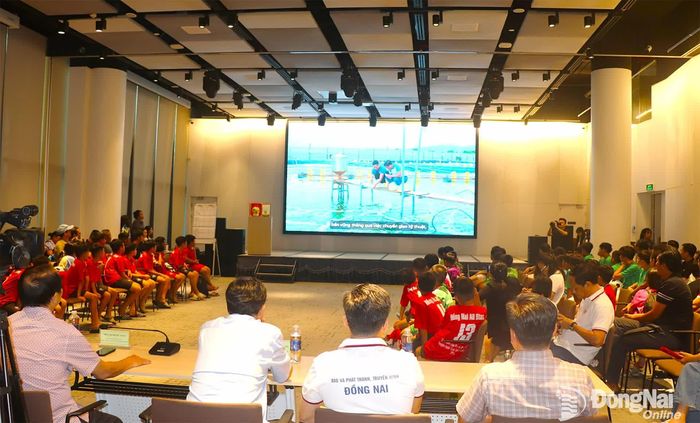 Các đại biểu và các cầu thủ nhí cùng xem video giới thiệu về C.P. Việt Nam. Ảnh: An Nhơn